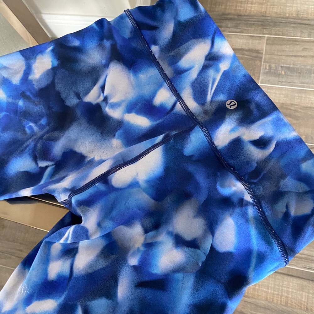 Lululemon Tie Dye blue Wunder Under Leggings, 6 - Picture 4 of 5